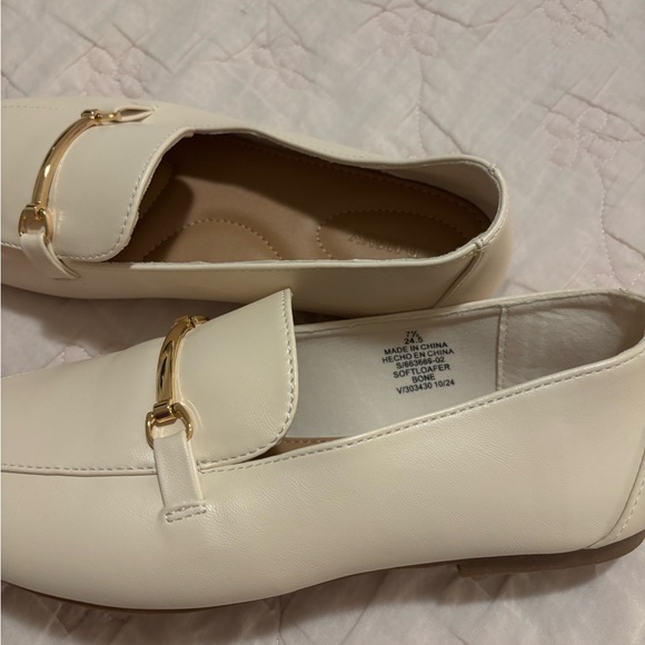 Old Navy Cream Loafers with Gold Accent - Picture 4 of 4